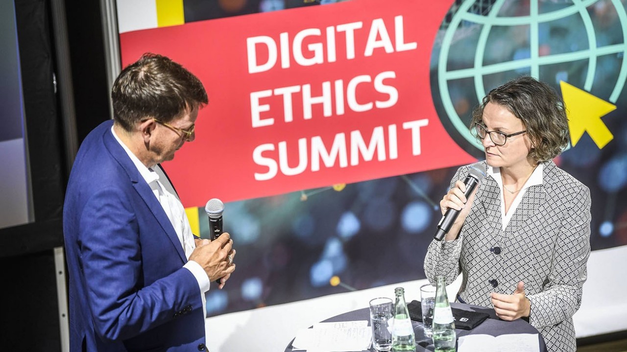  Digital Ethics Summit 2022 – Ina Scharrenbach (CDU), Ministerin für Heimat, Kommunales, Bau und Digitalisierung, und Moritz Döbler, Chefredakteur der Rheinischen Post.